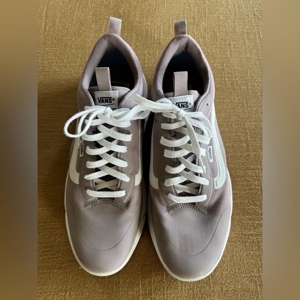 Vans Unisex Sneakers.
Mens 11.5 US 
Woman’s 13.0 US